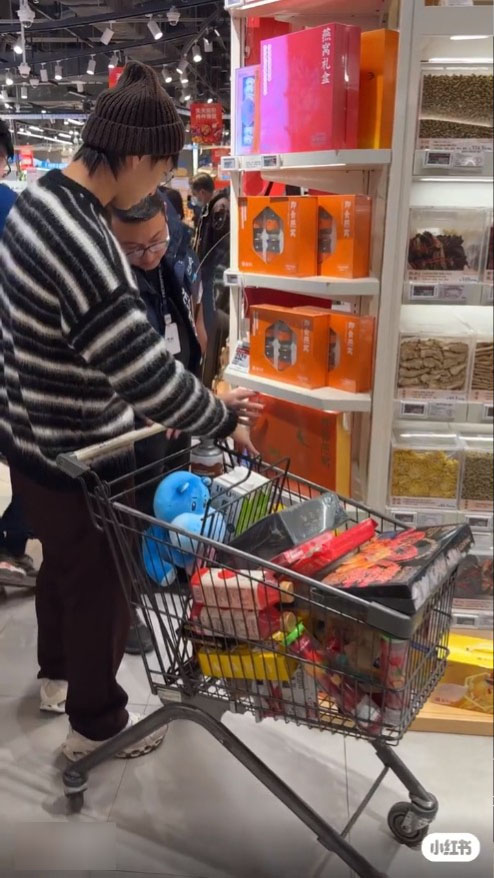日前有內地網民於小紅書上載吳業坤於深圳「盒馬鮮生」購物的影片。