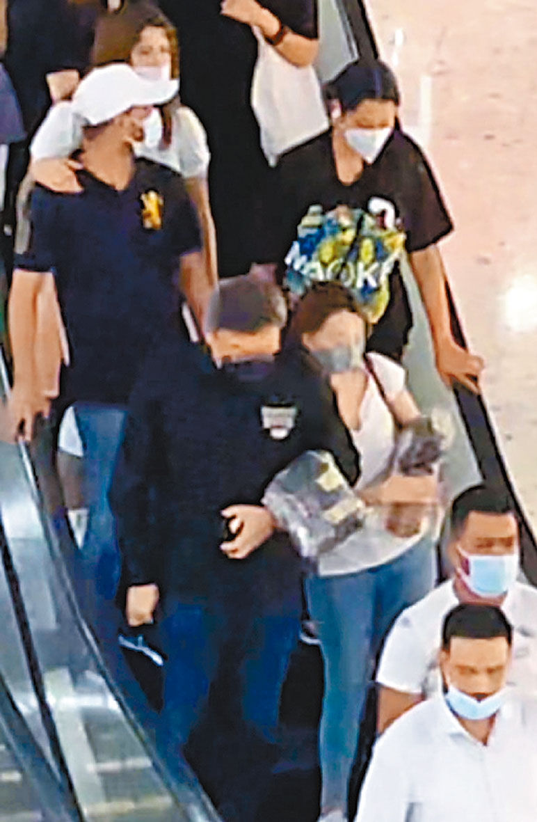 周小龍與Yuki九月中在東涌東薈城乘扶手電梯時,Yuki輕依周小龍身旁,狀甚親密。
