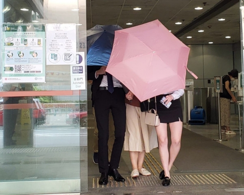被告許嘉鍵 (黑褲黑皮鞋)。
