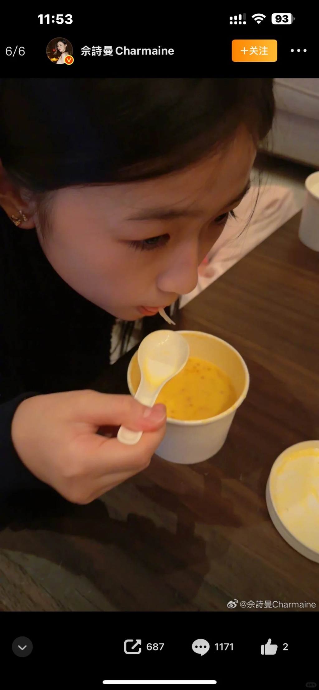 佘詩曼的契女之後歎糖水。 佘詩曼的契女之後歎糖水。