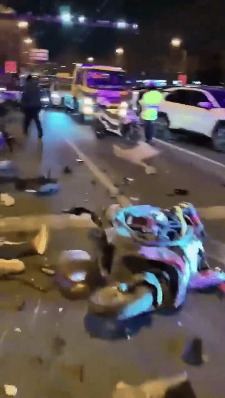 北京21歲男駕車衝紅燈，連撞多輛電動單車，被撞電動單車嚴重損毀。