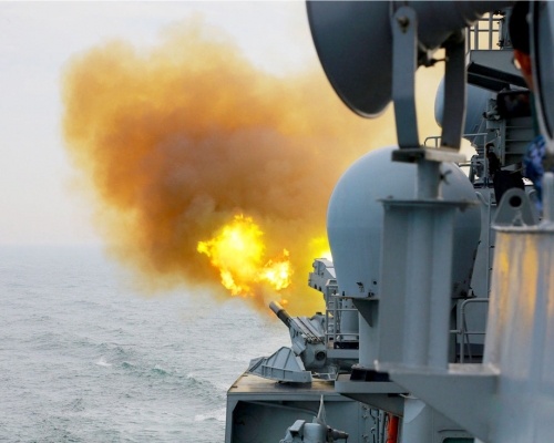 解放軍軍艦副炮射擊。(資料圖片)