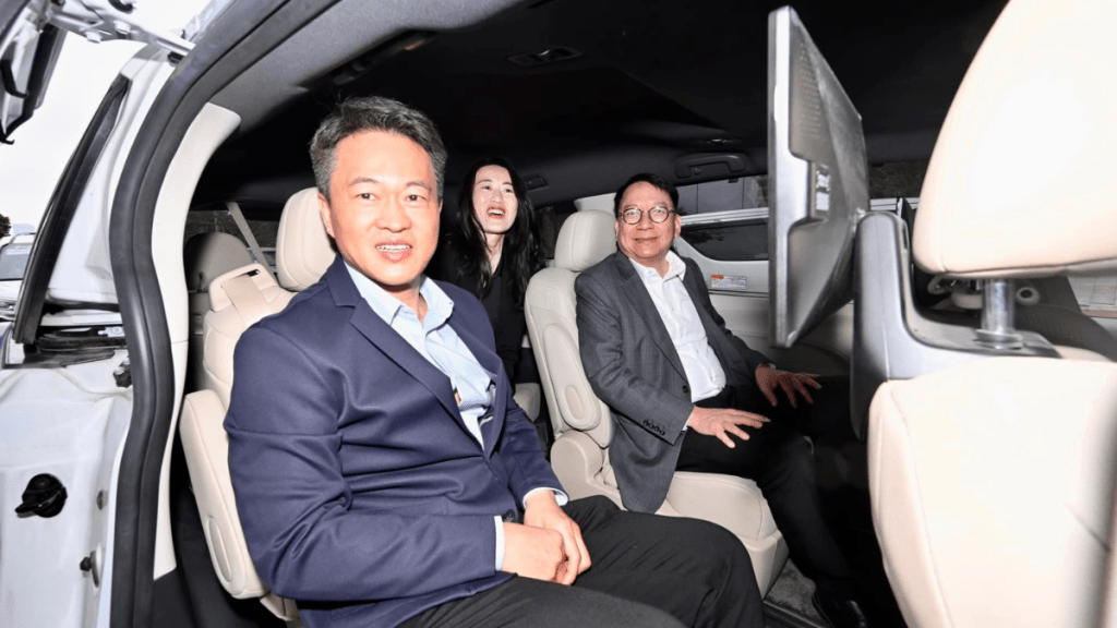 陳國基到廣州南沙參觀自動駕駛初創企業小馬智行,試坐他們的無人駕駛出租車。政府新聞處