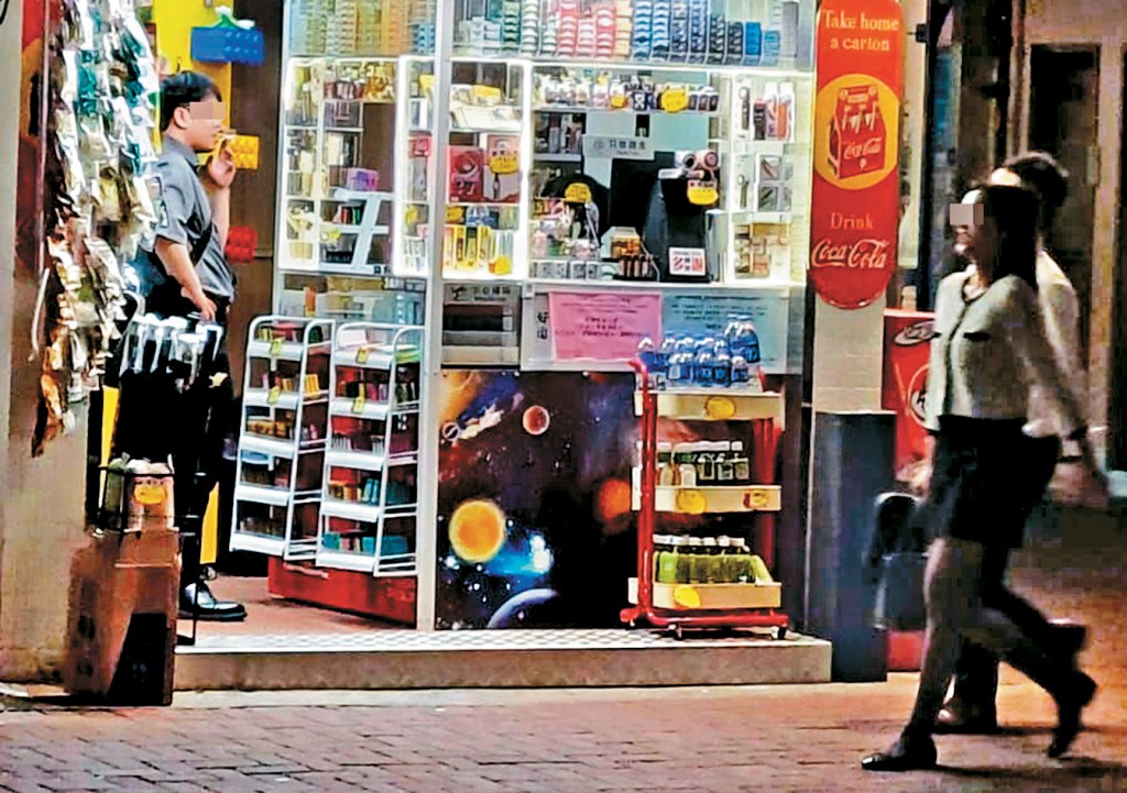 有男子在紅磡一間辦館內「試食」「白牌煙」。 