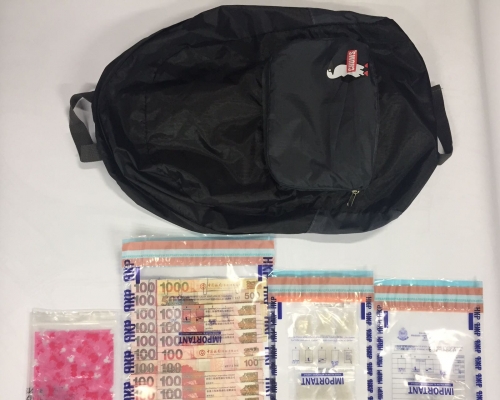 行動中檢獲的毒品及現金。