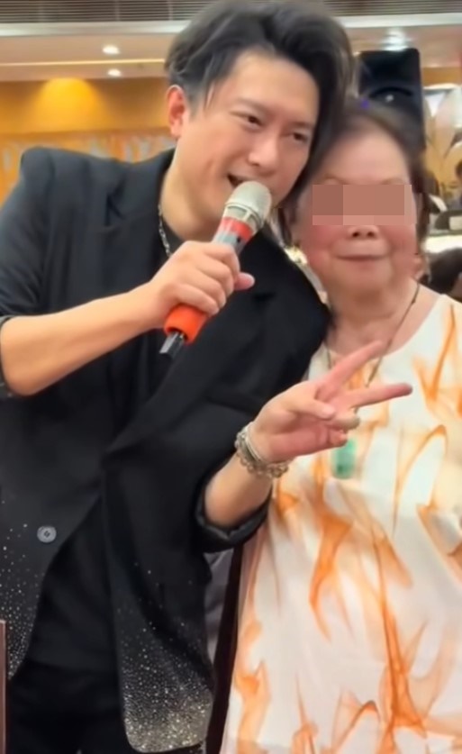 禢振華和女士貼面合照。 禢振華和女士貼面合照。