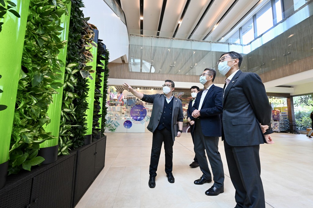  陈茂波探访多家绿色科技初创企业，了解他们的创新技术和发展需要。陈茂波网志图片