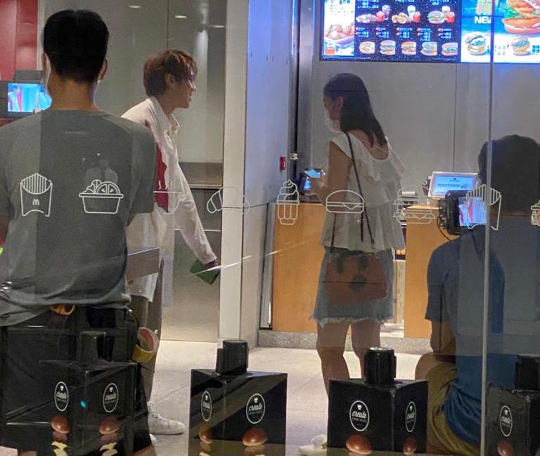 镜头一转去到金钟快餐店。