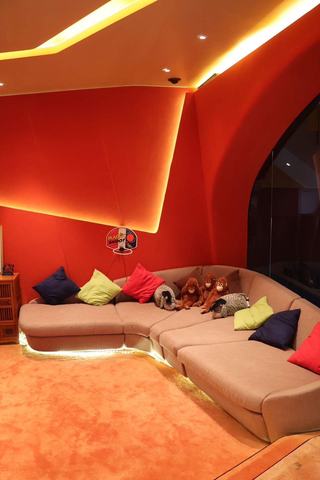 Russell三兄弟的睡房采用橙红色、不规则墙身设计，配合灯光，凸显摩登型格。