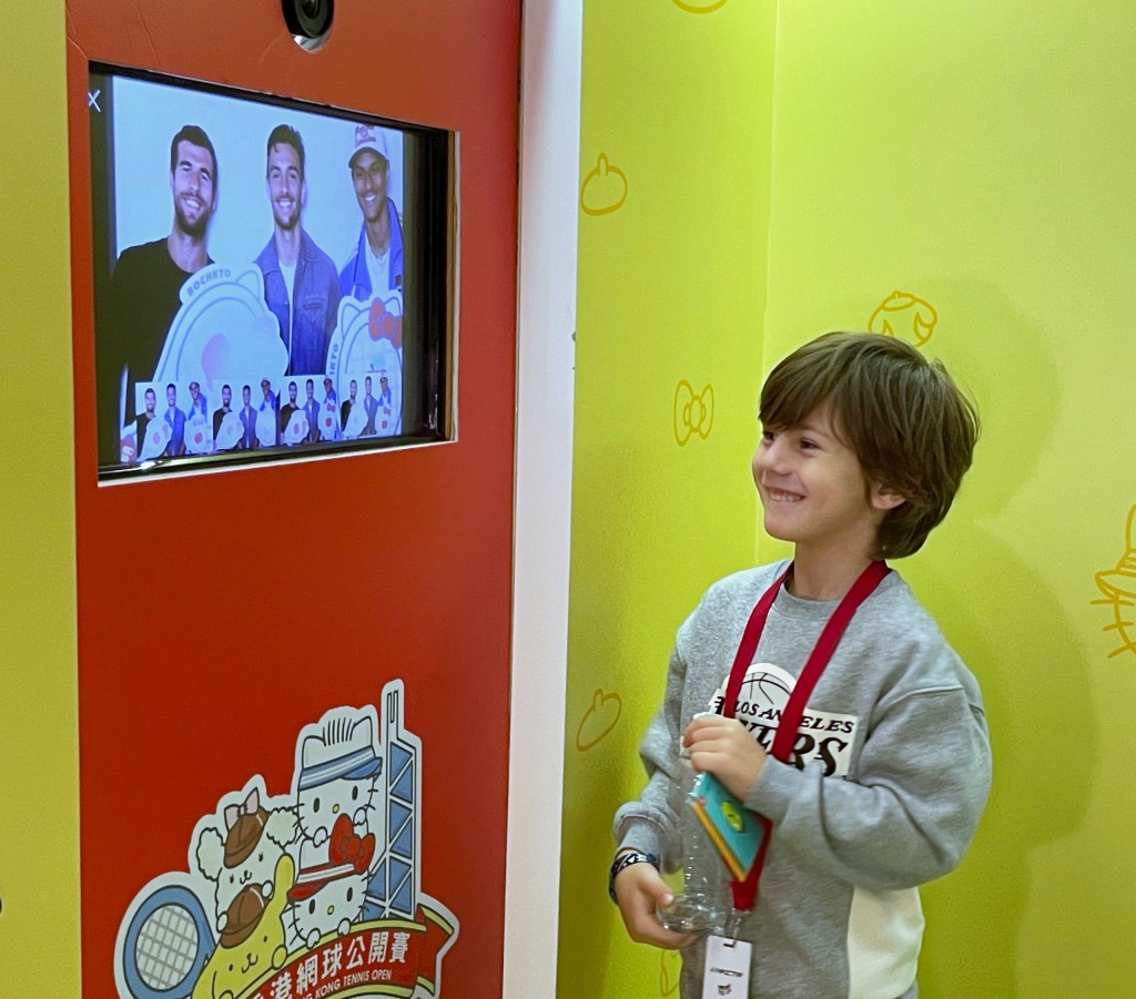 3個大男生在拍照館合照，卡真洛夫的兒子也不禁笑他們。攝影：徐嘉華