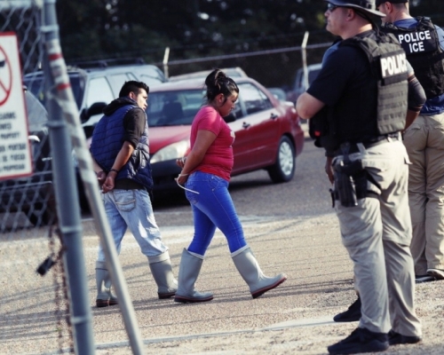 美国移民及海关执法局在密西西比州发动非法移工大搜捕。AP
