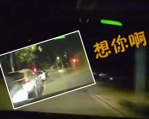 男子邊痛哭邊揸車連撞路邊5輛車。網圖