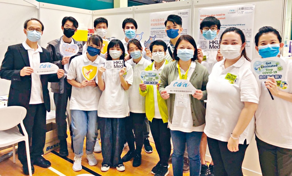 ■参与港大研究计划的首批九位学生及十七名家长打疫苗。