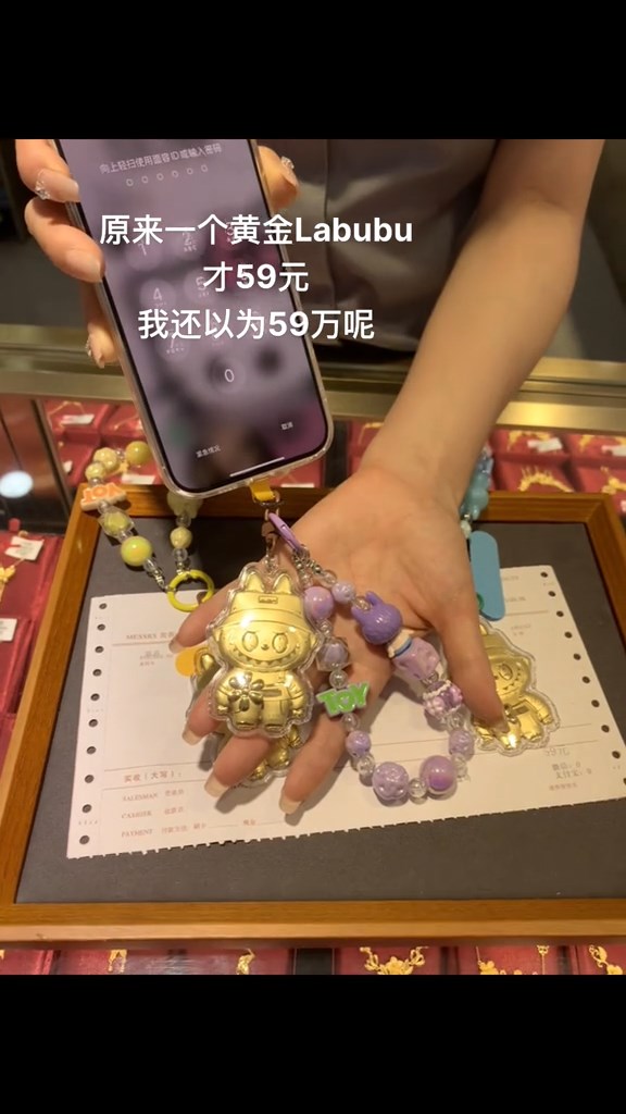 有商家拍片指,黃金版「LABUBU」飾品售59元人民幣。抖音@金嘉福珠寶店 有商家拍片指,黃金版「LABUBU」飾品售59元人民幣。抖音@金嘉福珠寶店