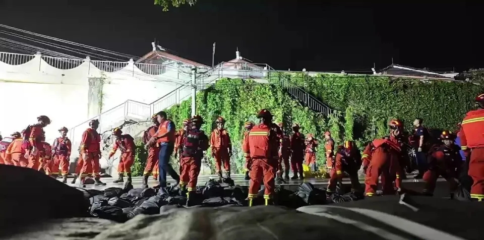 廣西南寧北大橋出現地陷及塌陷,1300多人連夜搶修。 廣西南寧北大橋出現地陷及塌陷,1300多人連夜搶修。
