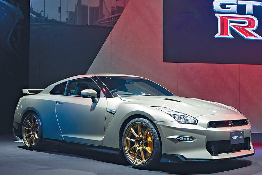 ■R35 GT-R誕生十六年,今次外觀更新項目包括鬼面罩、泵把及LED日行燈,金色車為Premium Edition T-spec版。