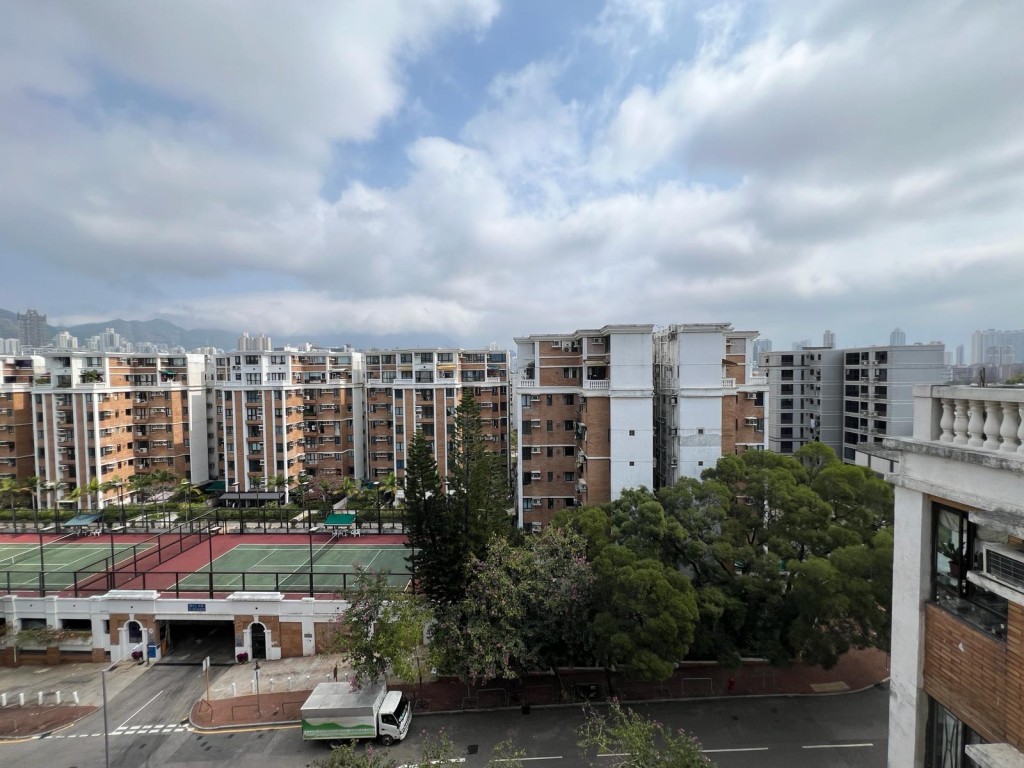 景觀方面，可望屋苑內園景色，遠望大片藍天白雲。