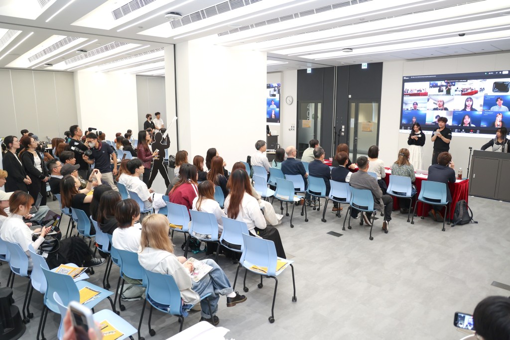 「AD HERE 廣告大賽 2026」首度與海外大學合辦，兩組來自關西大學的日本隊伍在線上參賽，與本地學生交流展示學習成果。