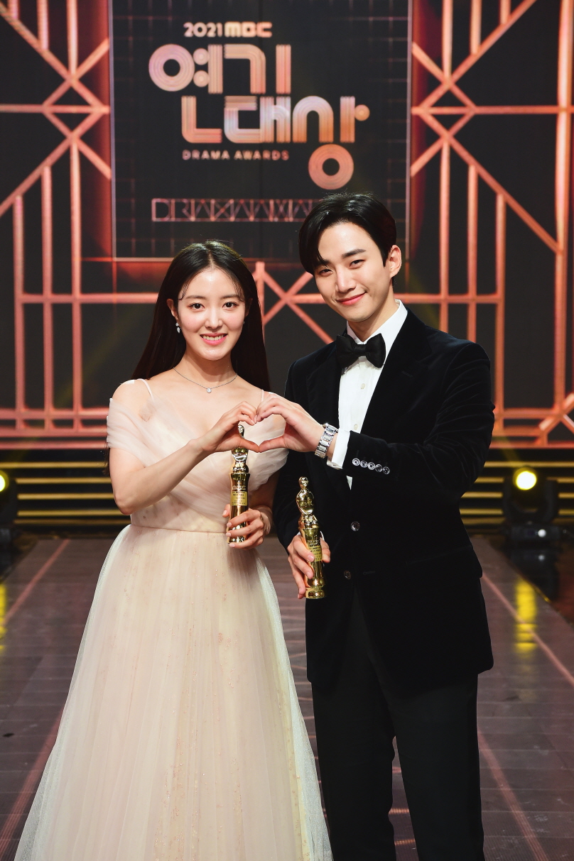 李俊昊、李世榮主演的《衣袖紅鑲邊》奪8獎成大贏家。