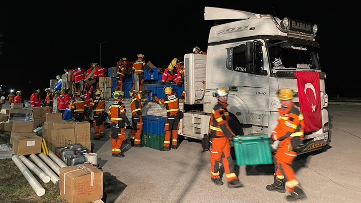 救援隊員前赴災區前，先在貨運機場取回8噸消防救援物資。
