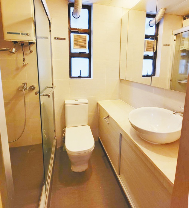 浴室采明厕设计，有助保持通风。