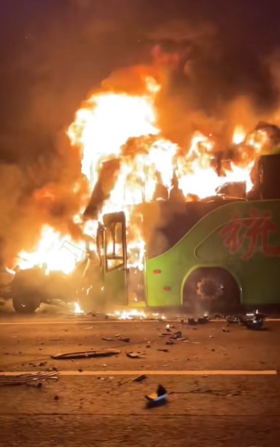 旅巴司機被夾在座位活活被燒死。