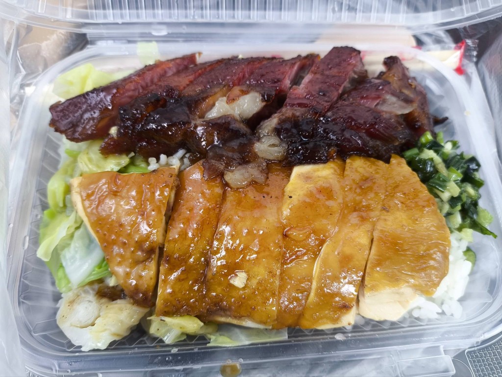 店內的「輕量」單拼燒味飯最平僅需$16;而「標準」份量的單拼燒味飯亦只須$22起 店內的「輕量」單拼燒味飯最平僅需$16;而「標準」份量的單拼燒味飯亦只須$22起