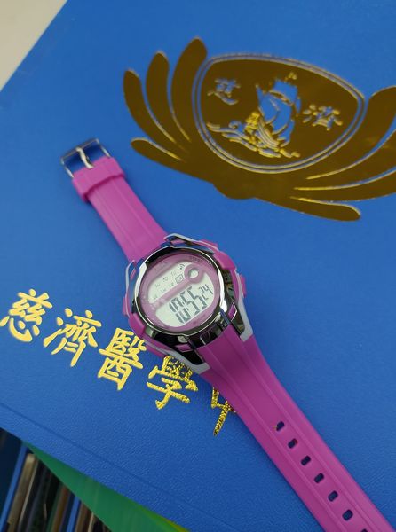醫護團隊決定送她全新粉紅手表。花蓮慈濟醫院Fb