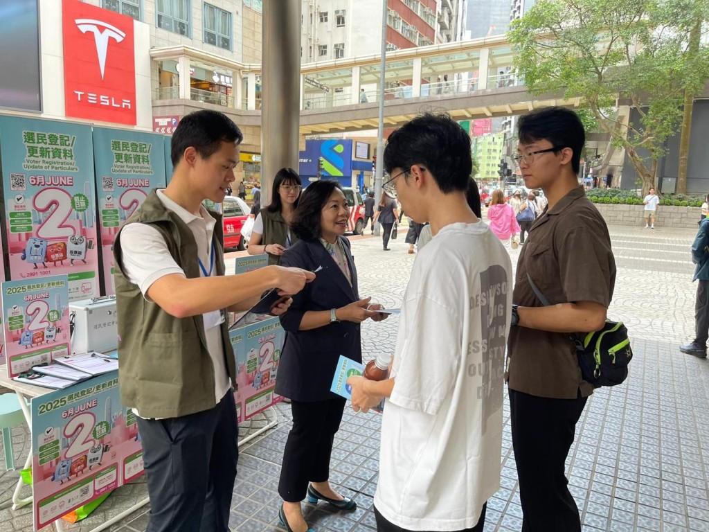 政府官員近期頻頻落區宣傳選民登記。(麥美娟fb圖片) 政府官員近期頻頻落區宣傳選民登記。(麥美娟fb圖片)