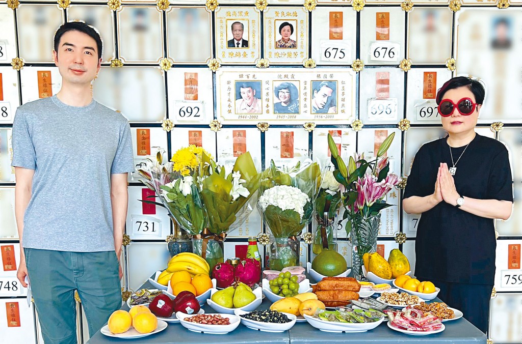 陳淑芬與兒子到寶福山拜祭肥姐。