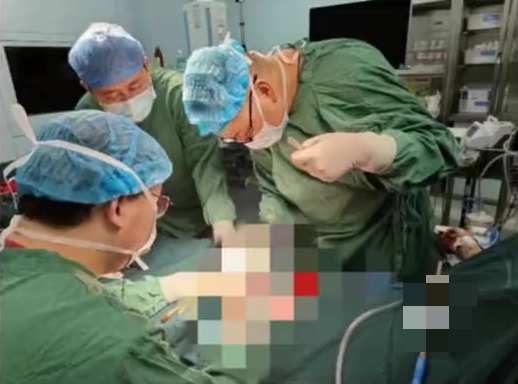 湖南漢揮刀自宮下體全斷,醫花6小時駁回20天後重振雄風。 湖南漢揮刀自宮下體全斷,醫花6小時駁回20天後重振雄風。