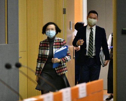 陳肇始指市民年初七起進入食肆及場所要使用安心出行。