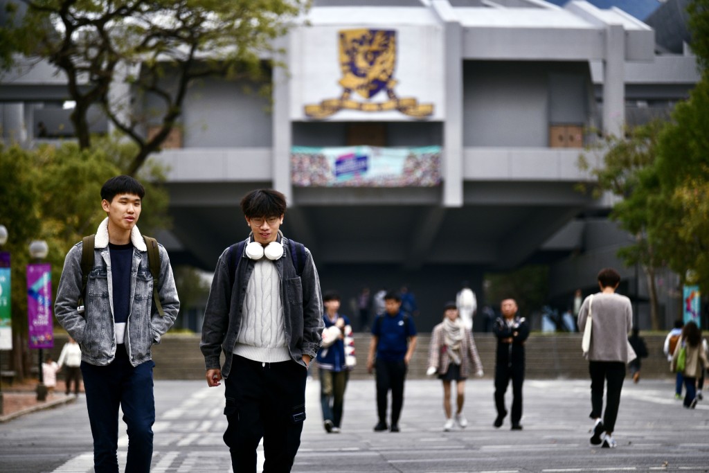 。政府自2024/25學年起，已將資助大學的非本地生錄取上限提高至40%。