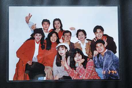 1993年郑嘉颖在歌唱老师戴思聪的引荐下签约唱片公司，同期还有黄智贤（前右一）、朱洁仪（前排中）、樊亦敏（后排右）及马浚伟（后排左）等。