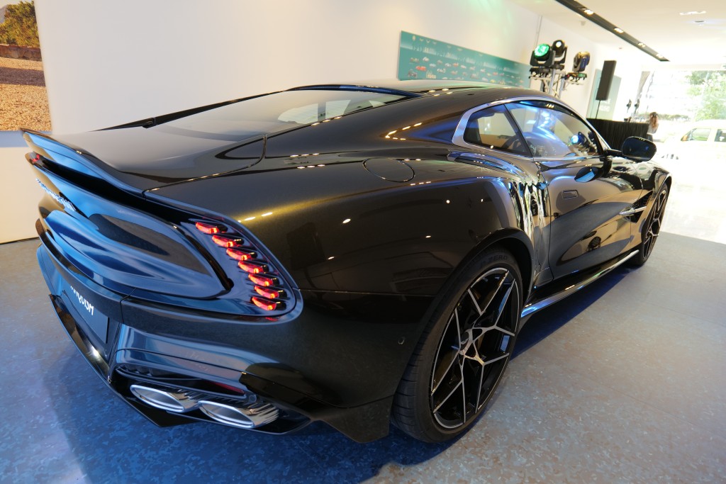 今次展出的Aston Martin Vanquish香港版示範車加上價值約60多萬港元(連稅)附加項目，落地價超過760萬港元。