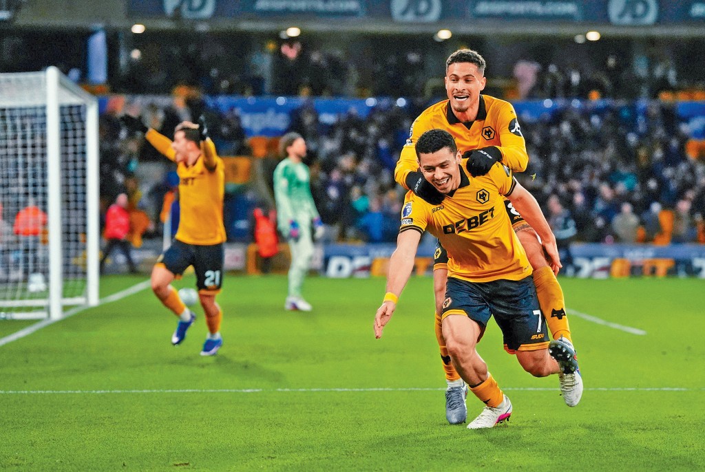 安達尼圖（前）為狼隊攻入絕殺球。