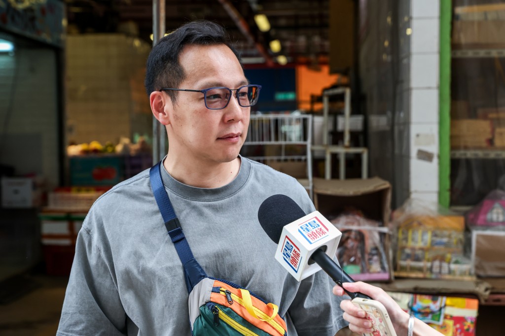 朱先生指今日人流多,但較清明節為少,認為天氣涼快,爬山不覺辛苦。 朱先生指今日人流多,但較清明節為少,認為天氣涼快,爬山不覺辛苦。