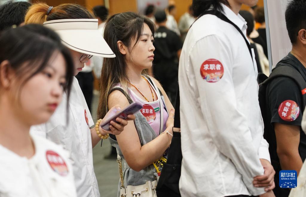 調查顯示去年內地大學生入職場半年,平均月薪有6199元人民幣。新華社 調查顯示去年內地大學生入職場半年,平均月薪有6199元人民幣。新華社