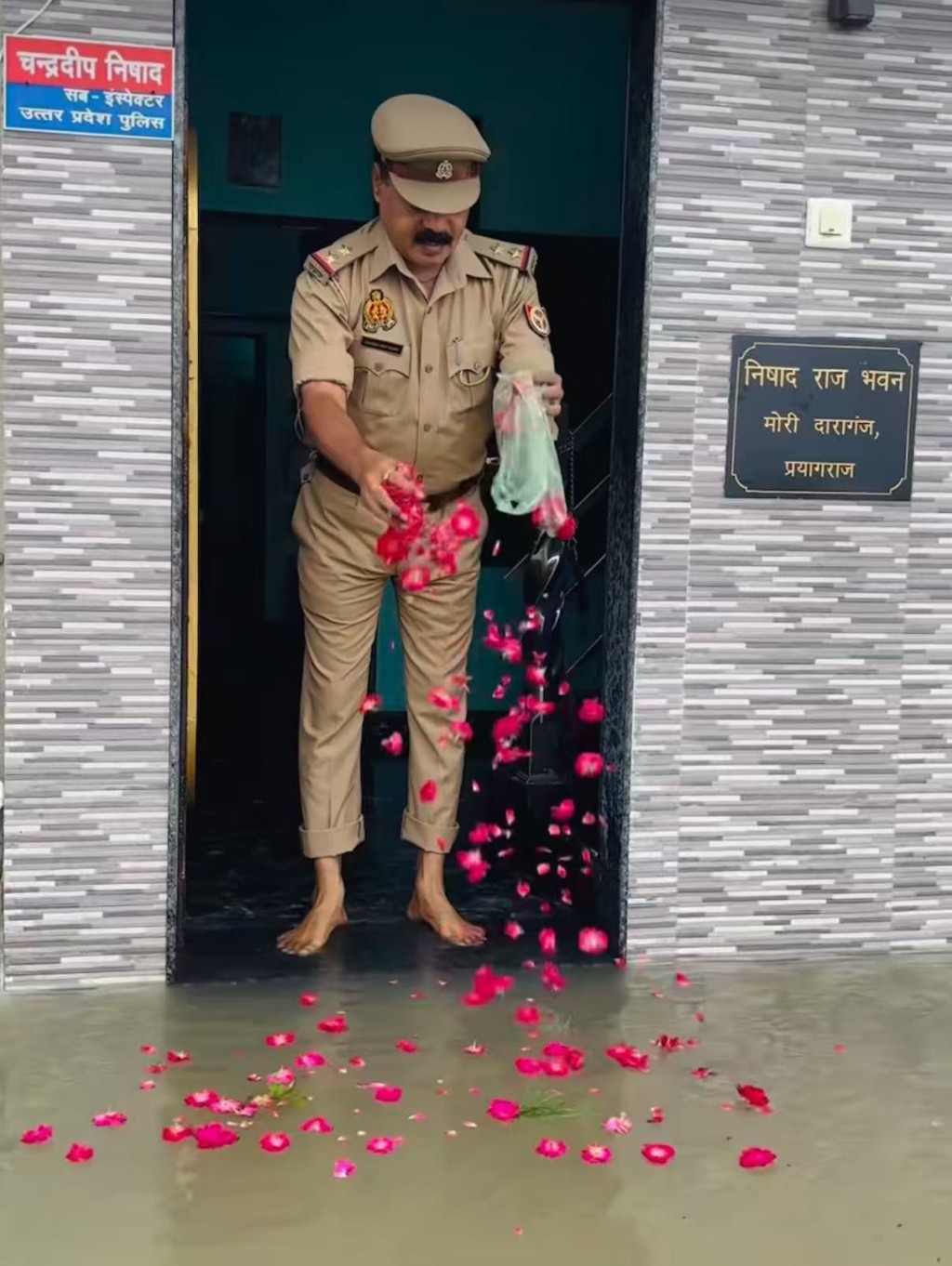 印度警察視洪水為「恩賜」,獻上牛奶和玫瑰花。IG@si_chandradeep_nishad 印度警察視洪水為「恩賜」,獻上牛奶和玫瑰花。IG@si_chandradeep_nishad