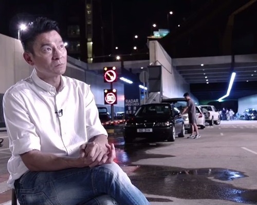 劉德華在「紅隨」前講解。