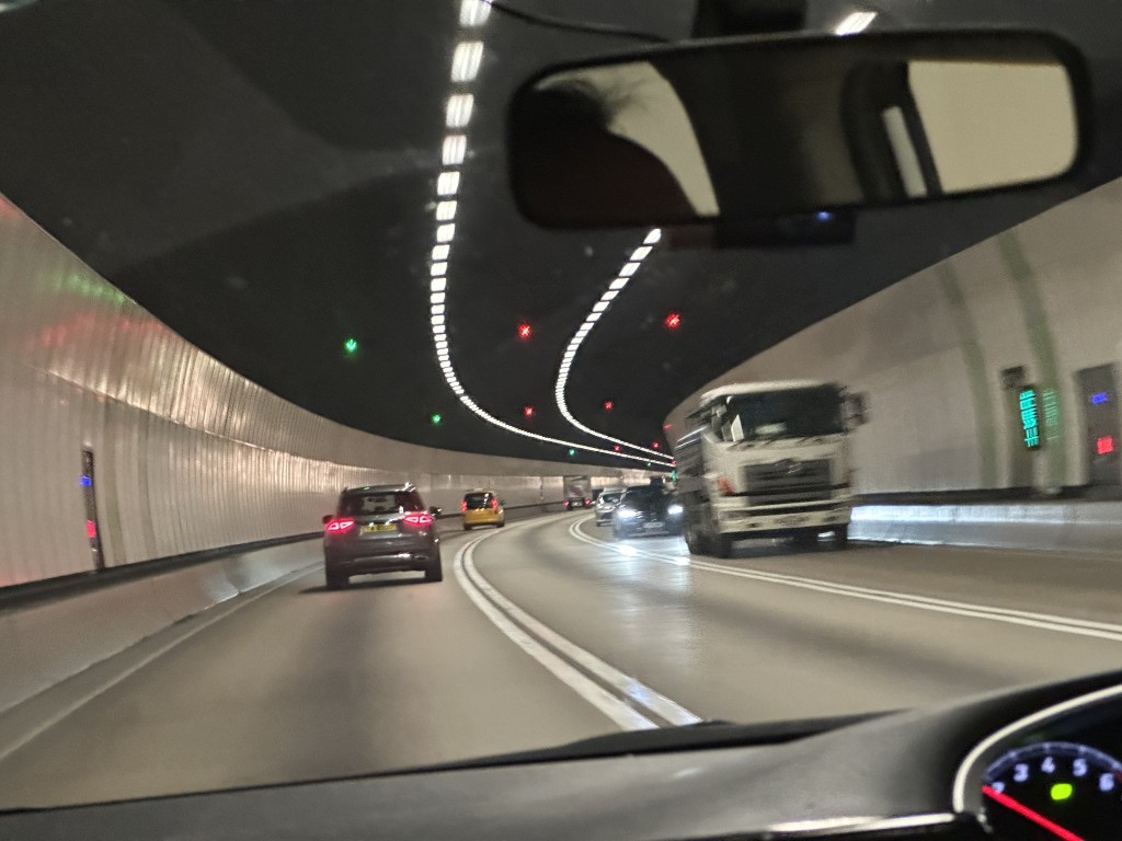 因交通意外，大榄隧道仍然实施单管双程行车措施。梁国峰摄