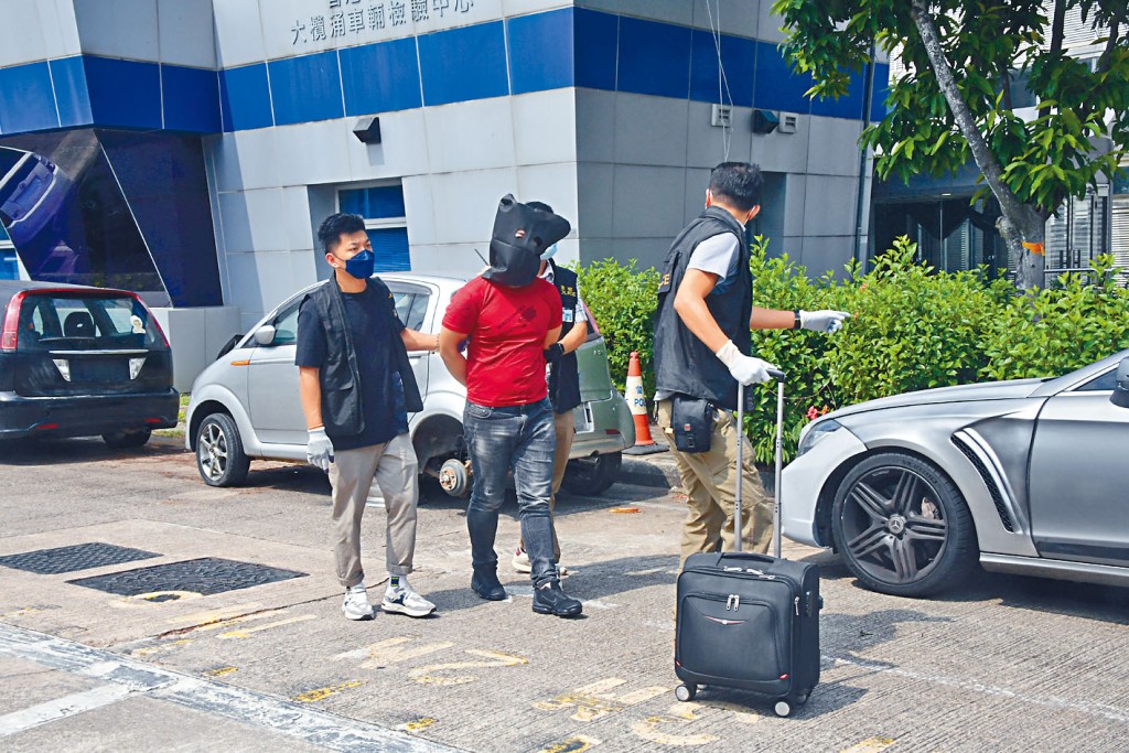 警方將其中一名偷車集團主腦帶署。