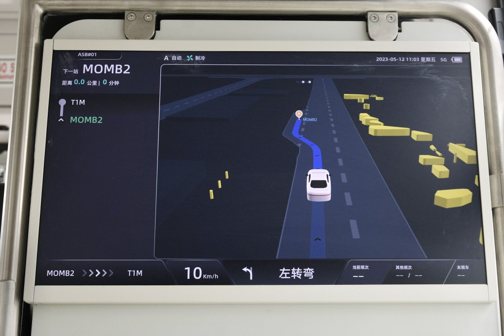 黃秉華 - 香港機場無人巴來了 | 全港首部無人駕駛巴士（比亞迪純電動無人駕駛巴士）於2023年5月15日在機場禁區投入運作、每日行駛12小時、接載機場員工來往機場各處。圖為車內配備大屏幕，顯示行車路綫等資訊。