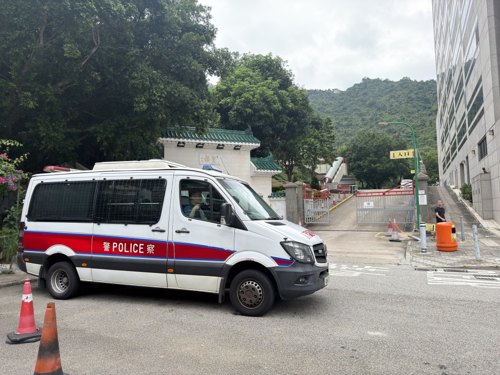 警方在寶福山附近加強巡邏。 警方在寶福山附近加強巡邏。