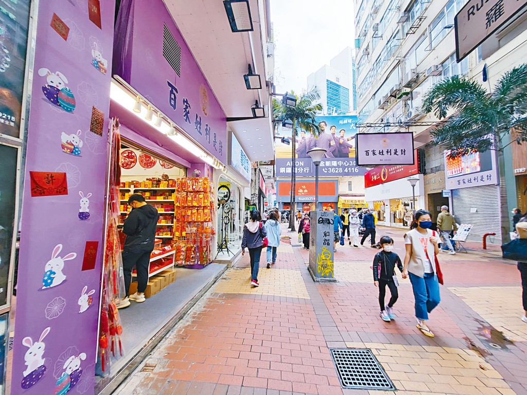 羅素街連錄利是封店承租，分別為月租18萬（左）及月租8萬（右）。