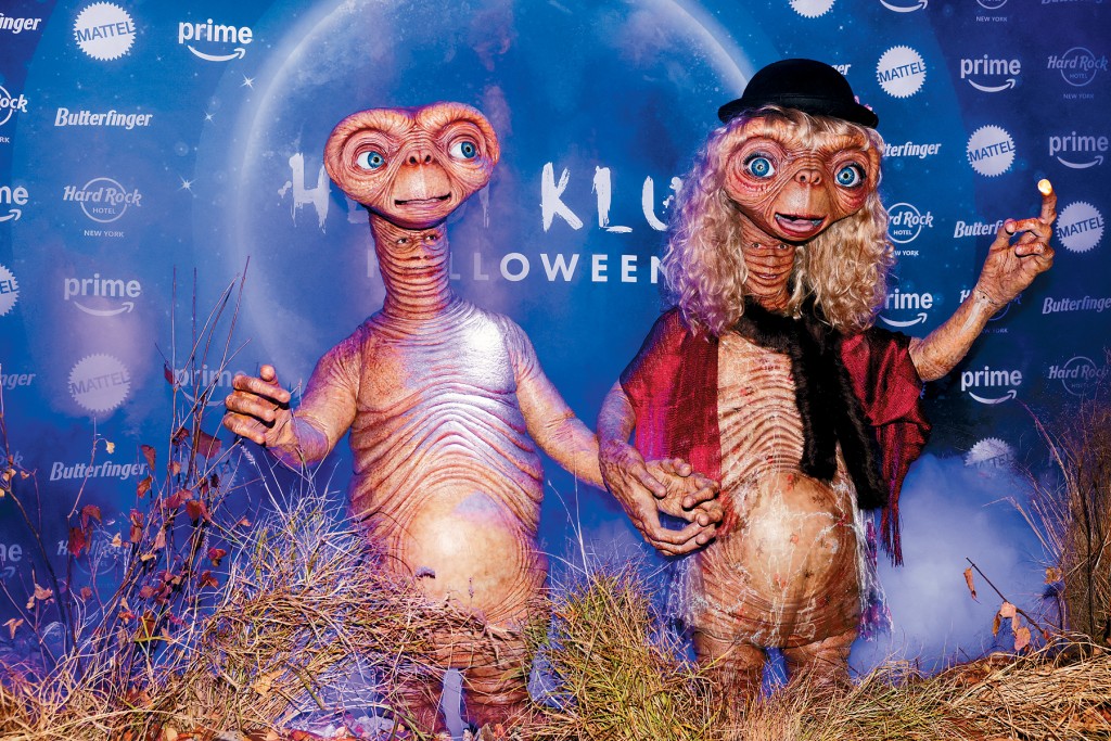 Heidi（右）与丈夫Tom今年在万圣节派对扮ET外星人夫妇。