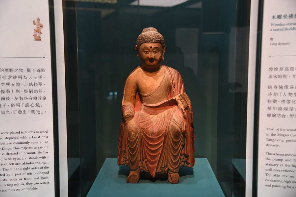 出於唐代的木雕坐佛像,展現出盛唐時期「人物豐濃、肌勝於骨」的造型特徵。