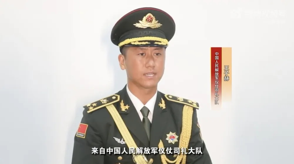 黨旗手王子赫。 黨旗手王子赫。