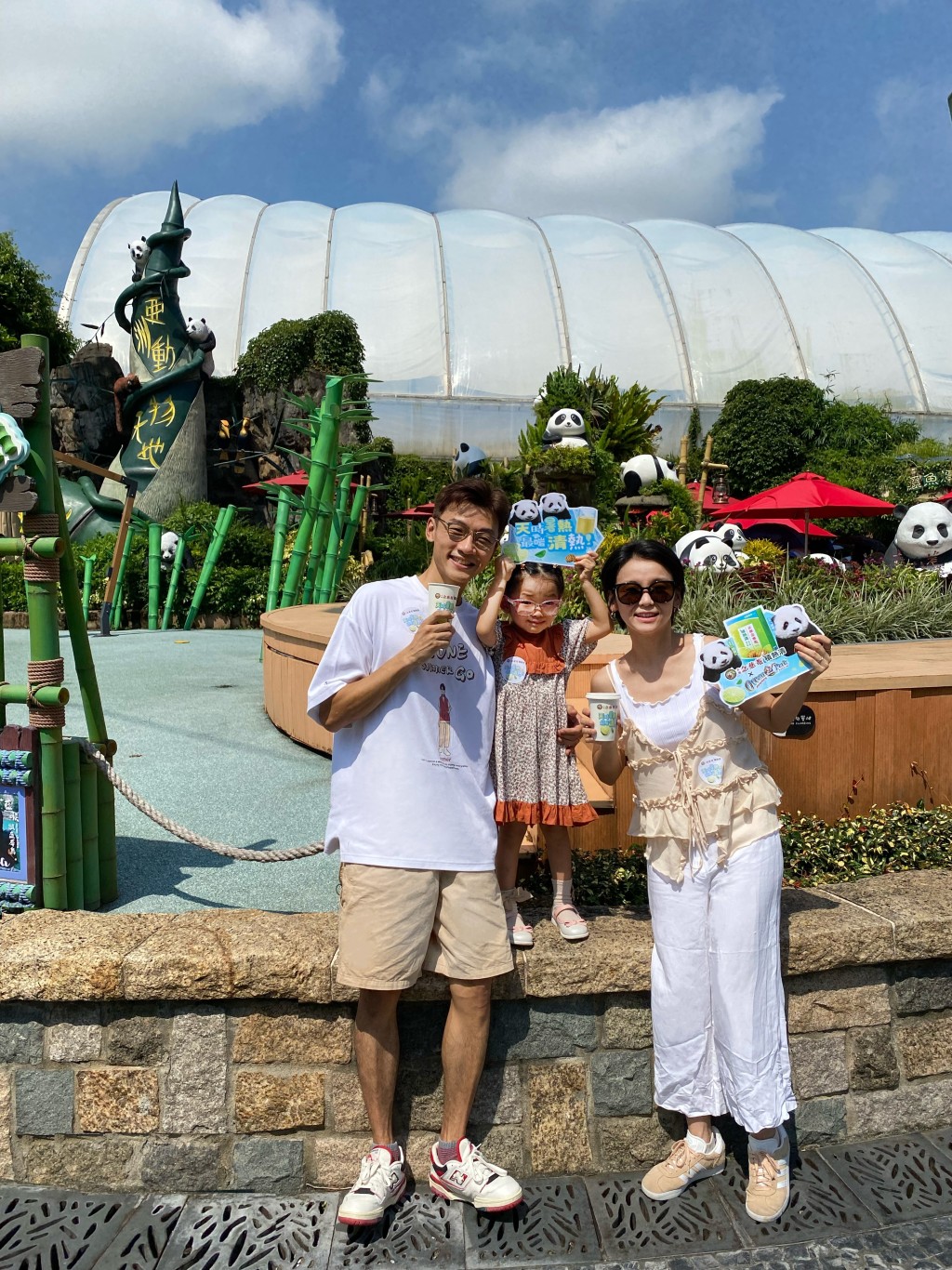 陳湛文早前到海洋公園參與活動,並帶同家人一起順道遊玩。 陳湛文早前到海洋公園參與活動,並帶同家人一起順道遊玩。