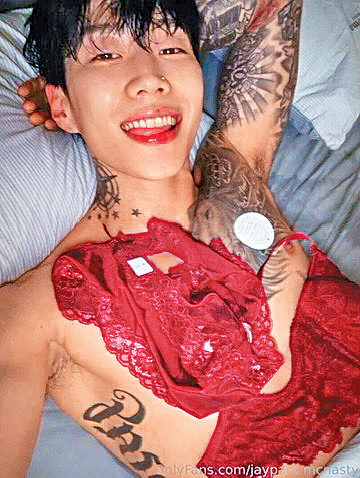 朴宰範加入OnlyFans,上載半裸與女性內衣的照片。